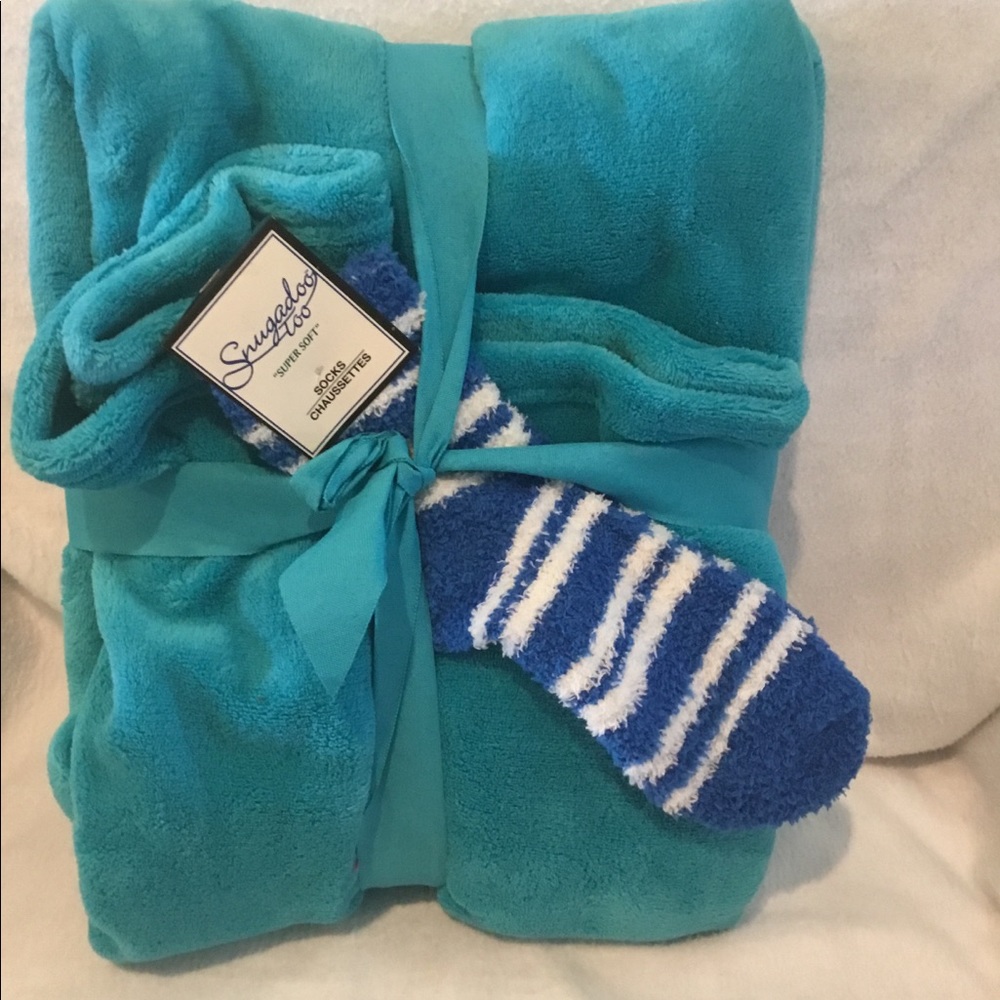 Throw and warm socks💗 - Picture 2 of 5